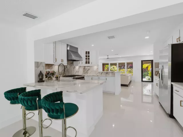 Продажа дома по адресу 5210 NE 17th Terrace - фото 8919748