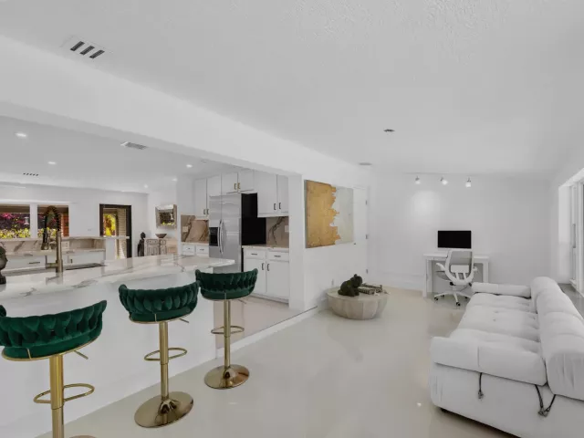 Продажа дома по адресу 5210 NE 17th Terrace - фото 8919749