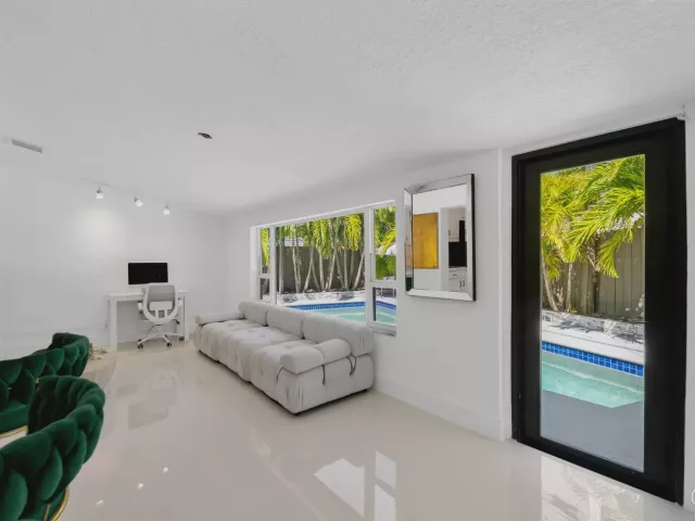 Продажа дома по адресу 5210 NE 17th Terrace - фото 8919750