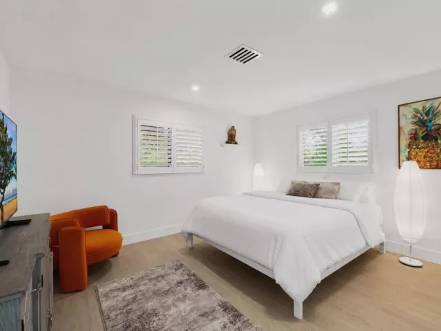 Продажа дома по адресу 5210 NE 17th Terrace - фото 8919755