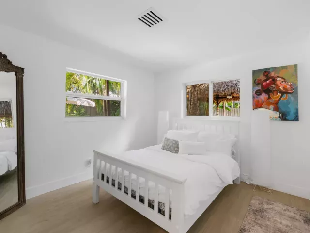 Продажа дома по адресу 5210 NE 17th Terrace - фото 8919756