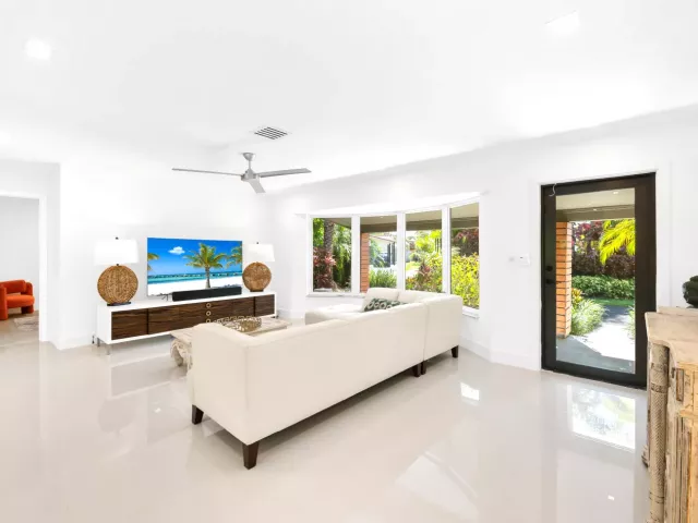 Продажа дома по адресу 5210 NE 17th Terrace - фото 8919743