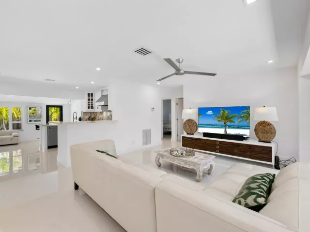 Продажа дома по адресу 5210 NE 17th Terrace - фото 8919744