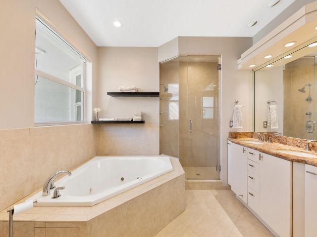 Продажа дома по адресу 208 SE 10th Terrace - фото 8226157