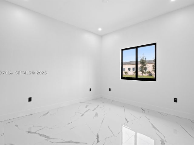Продажа дома по адресу 426 SW 9th Ave - фото 8718918