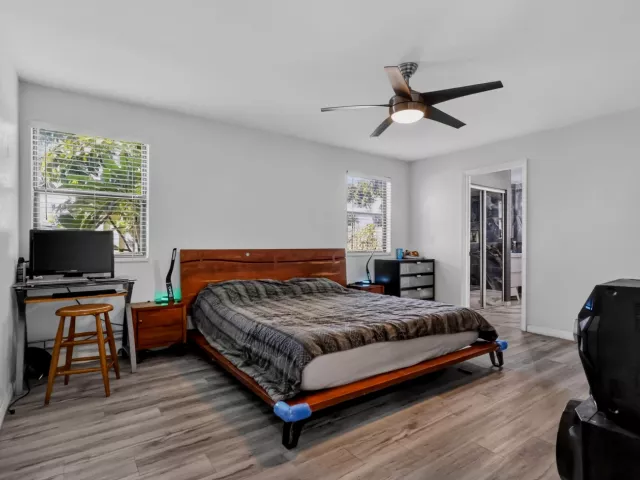 Продажа дома по адресу 1055 NW 18th Avenue - фото 8886323