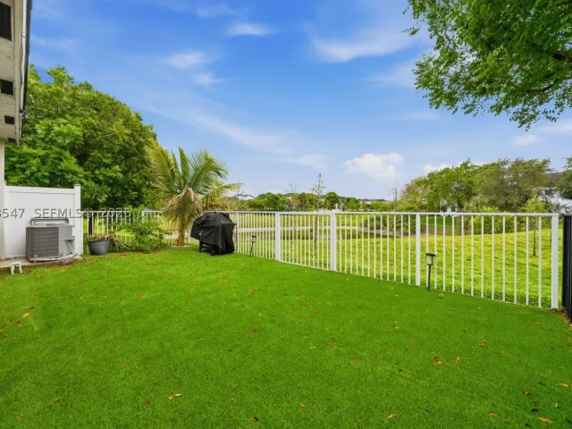 Продажа дома по адресу 3384 NW 5th St - фото 8894018