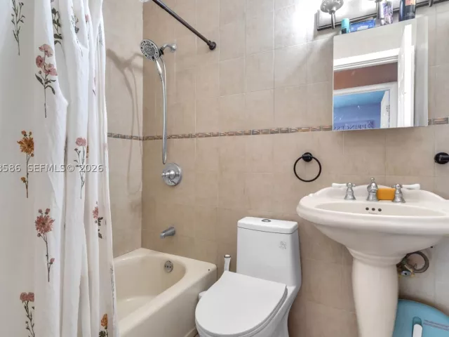 Продажа дома по адресу 3510 SW 87th Ave - фото 8869454