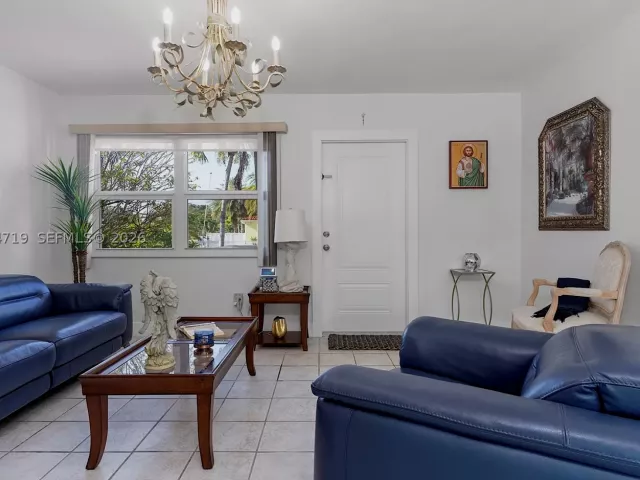 Продажа дома по адресу 6801 SW 27th St - фото 8859839