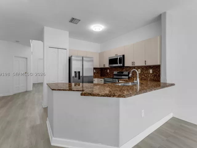 Продажа дома по адресу 14970 SW 9th Ter - фото 8929533