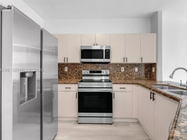 Продажа дома по адресу 14970 SW 9th Ter - фото 8929534