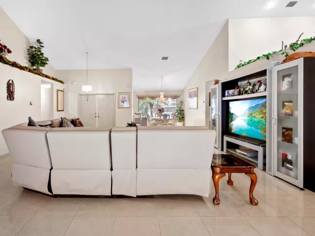 Продажа дома по адресу 16146 NW 14th Court - фото 8922551