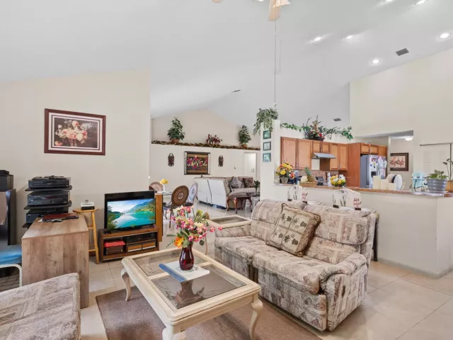 Продажа дома по адресу 16146 NW 14th Court - фото 8922556
