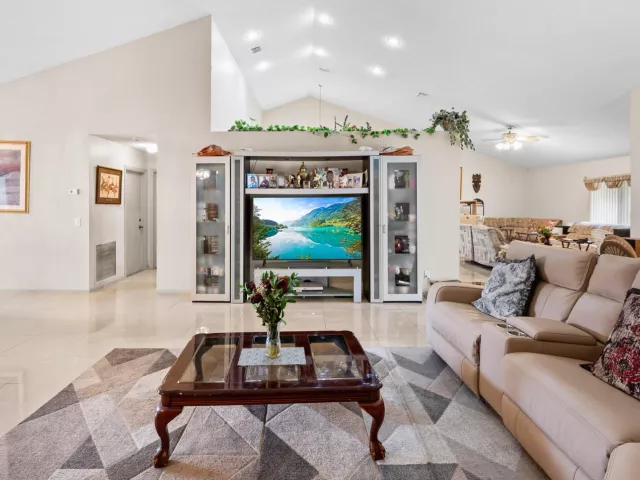 Продажа дома по адресу 16146 NW 14th Court - фото 8922548