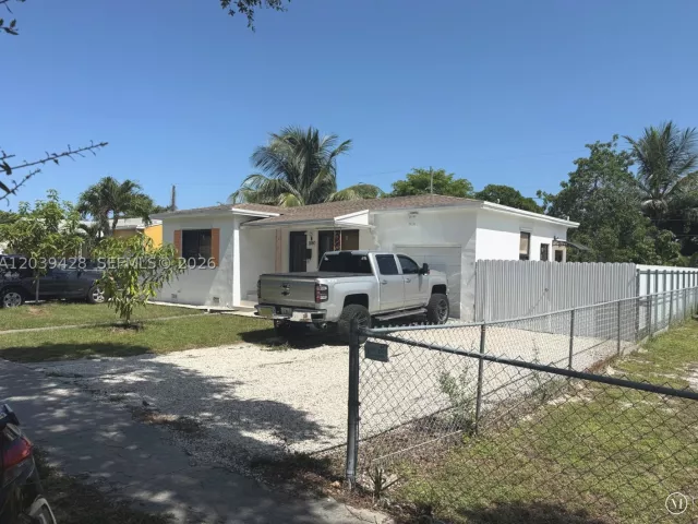 Продажа дома по адресу 1880 NE 159th St - фото 9276621