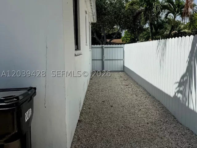 Продажа дома по адресу 1880 NE 159th St - фото 9276626