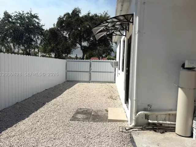 Продажа дома по адресу 1880 NE 159th St - фото 9276630