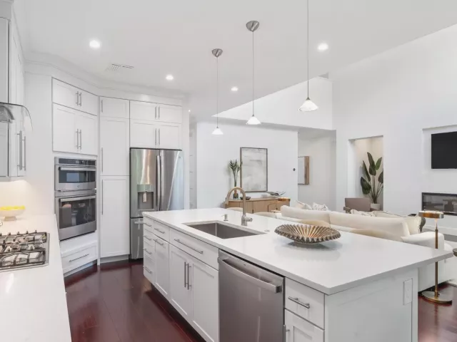 Продажа дома по адресу 412 SE 4th Avenue - фото 9266360