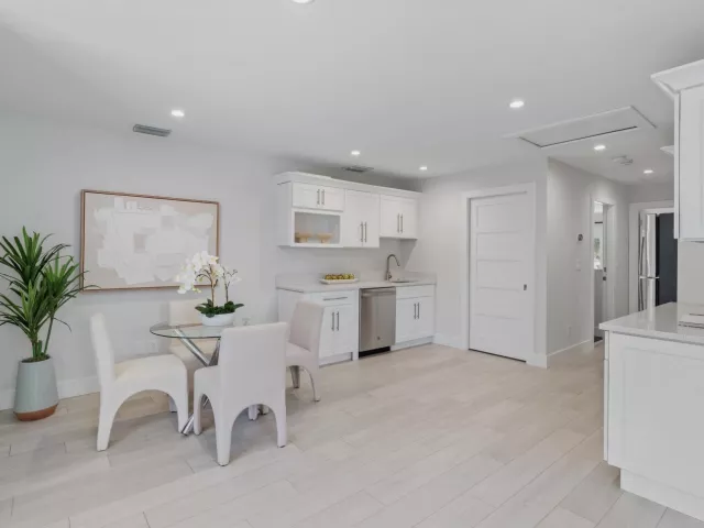 Продажа дома по адресу 412 SE 4th Avenue - фото 9266380