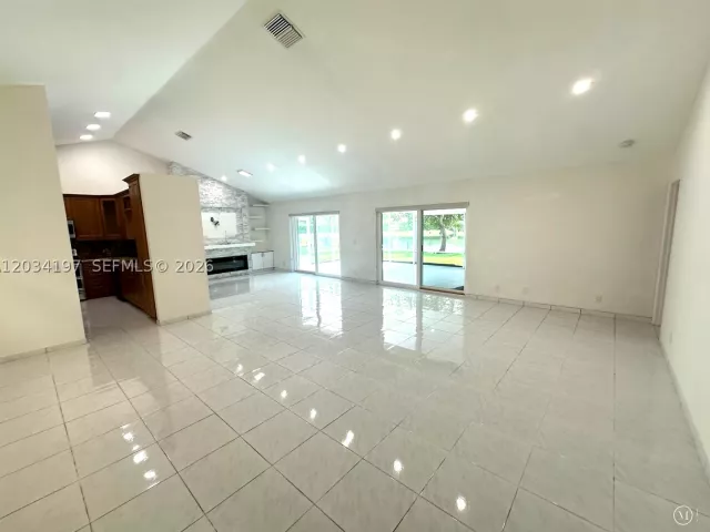 Продажа дома по адресу 16328 NW 11th St - фото 8919483
