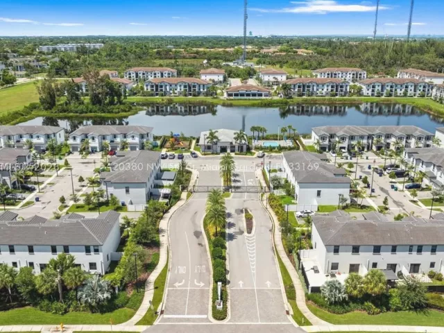 Продажа дома по адресу 20380 NW 5th Ct - фото 8984784