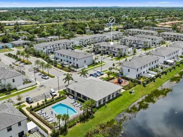 Продажа дома по адресу 20380 NW 5th Ct - фото 8984788