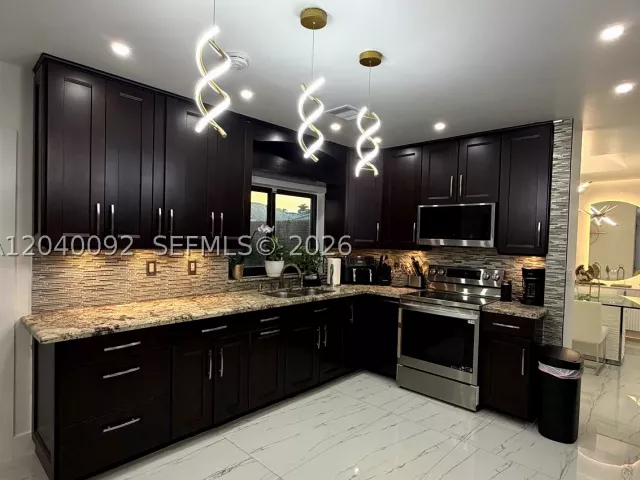 Продажа дома по адресу 854 NW 132nd Ct - фото 8860272