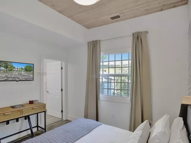 Продажа дома по адресу 421 NE 70th ST - фото 8859881