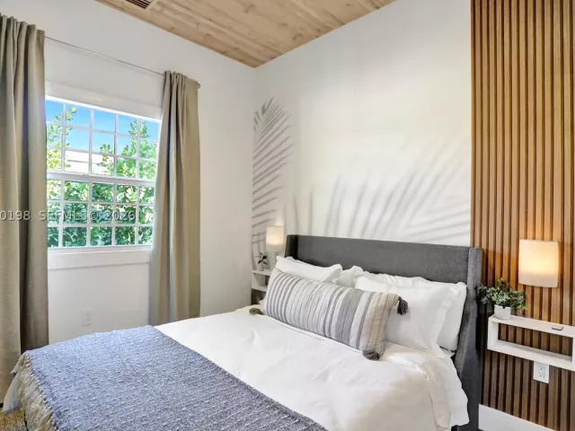 Продажа дома по адресу 421 NE 70th ST - фото 8859882