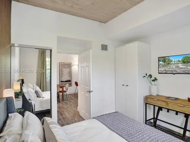 Продажа дома по адресу 421 NE 70th ST - фото 8859884