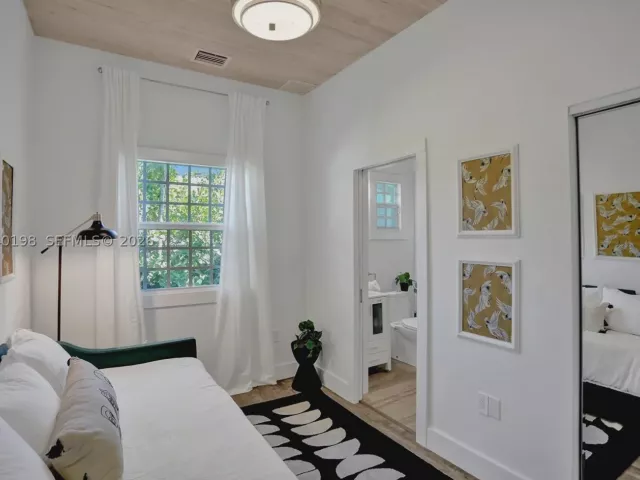 Продажа дома по адресу 421 NE 70th ST - фото 8859888
