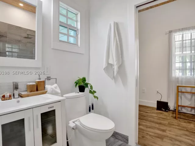Продажа дома по адресу 421 NE 70th ST - фото 8859889