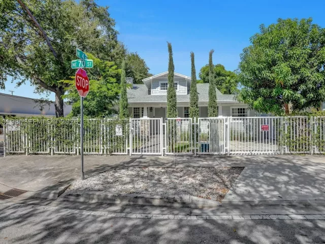 Продажа дома по адресу 421 NE 70th ST - фото 8859873