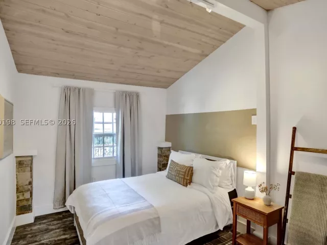 Продажа дома по адресу 421 NE 70th ST - фото 8859878