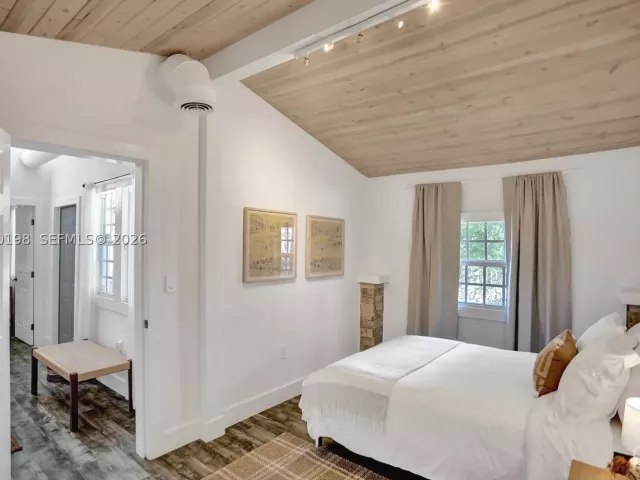 Продажа дома по адресу 421 NE 70th ST - фото 8859879