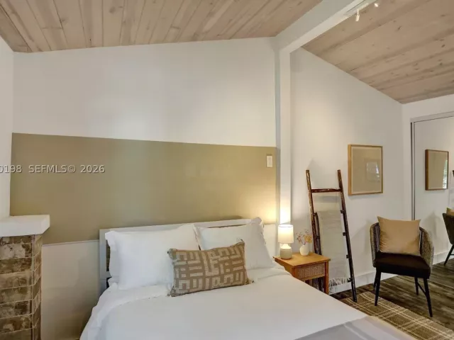 Продажа дома по адресу 421 NE 70th ST - фото 8859880