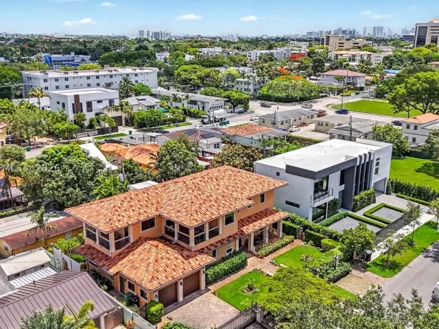 Продажа дома по адресу 4251 SW 11th St - фото 8860295