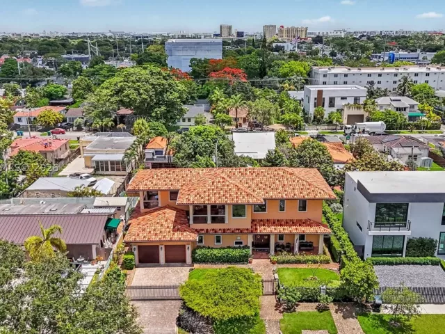 Продажа дома по адресу 4251 SW 11th St - фото 8860296