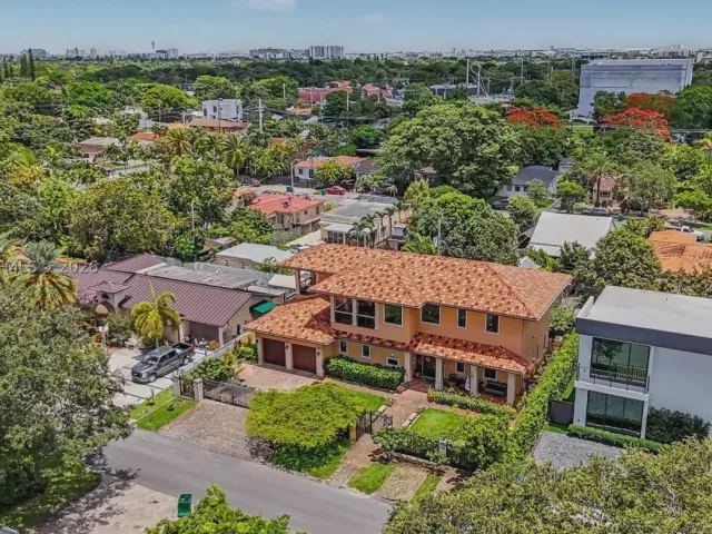 Продажа дома по адресу 4251 SW 11th St - фото 8860297
