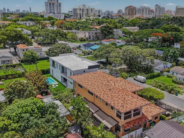 Продажа дома по адресу 4251 SW 11th St - фото 8860298