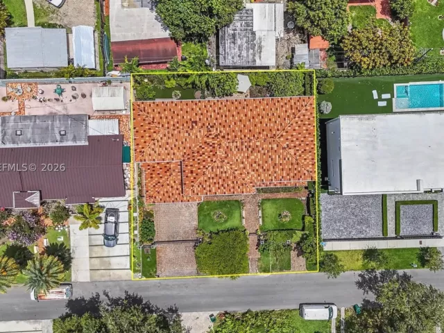 Продажа дома по адресу 4251 SW 11th St - фото 8860299