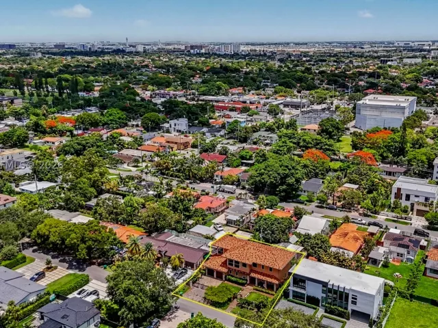 Продажа дома по адресу 4251 SW 11th St - фото 8860300