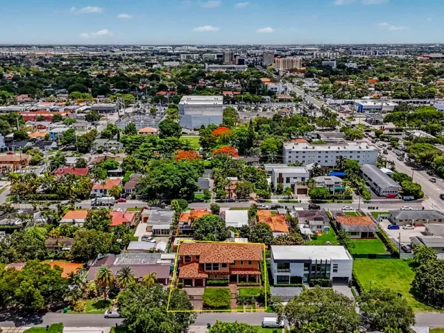 Продажа дома по адресу 4251 SW 11th St - фото 8860301