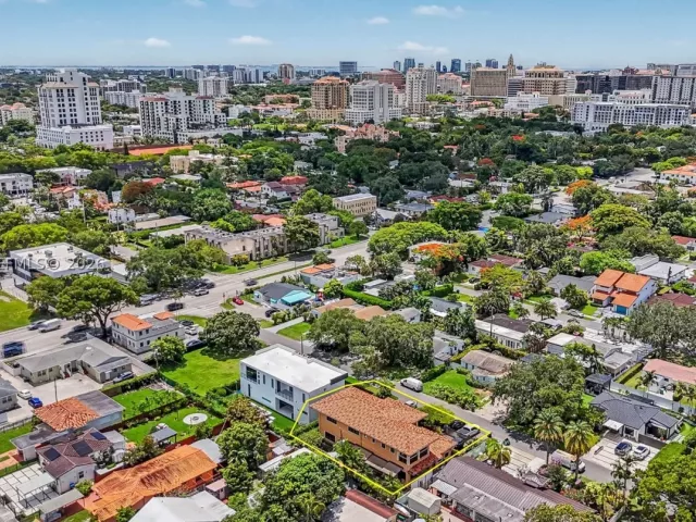 Продажа дома по адресу 4251 SW 11th St - фото 8860304