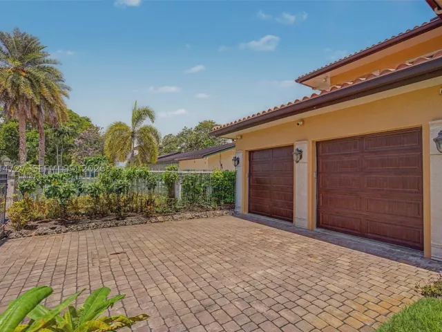Продажа дома по адресу 4251 SW 11th St - фото 8860287