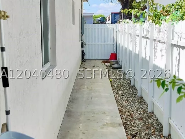 Продажа дома по адресу 4223 NW 32nd Ave - фото 8860825