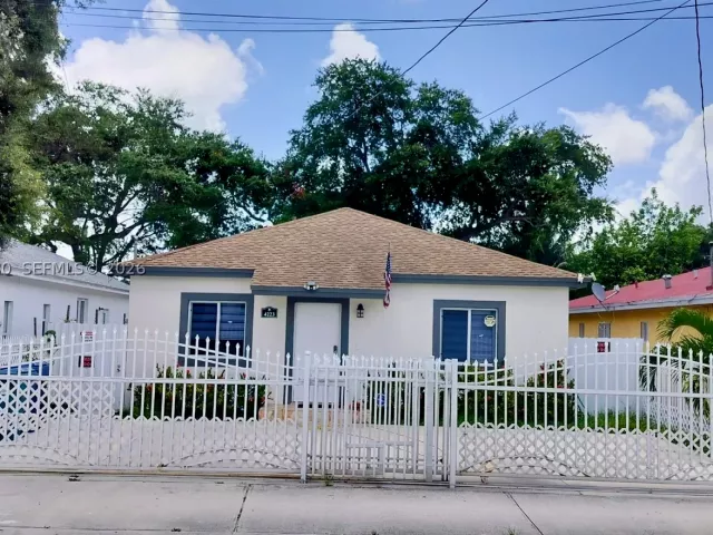 Продажа дома по адресу 4223 NW 32nd Ave - фото 8860817