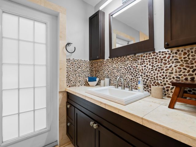 Продажа дома по адресу 3024 NE 2nd Terrace - фото 8977650