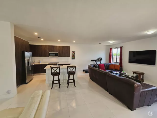 Продажа дома по адресу 15743 SW 136th Terrace - фото 8886386