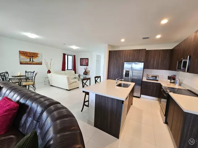 Продажа дома по адресу 15743 SW 136th Terrace - фото 8886390